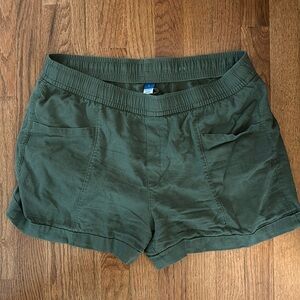 Old navy size large, elastic waist, linen shorts in an olive green color